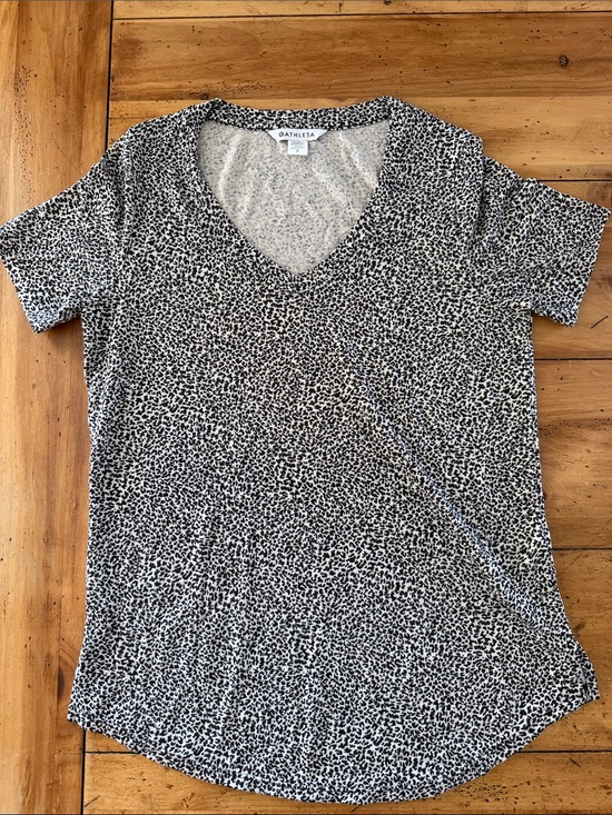 Athleta Tops - Athleta Breezy Scoop V-neck Tee leopard print size S